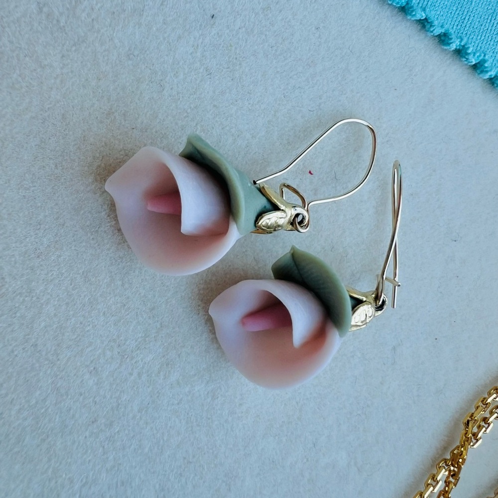 Vintage Porcelain Calla Lily Wire Earrings in Yellow Gold - Picture 3 of 9